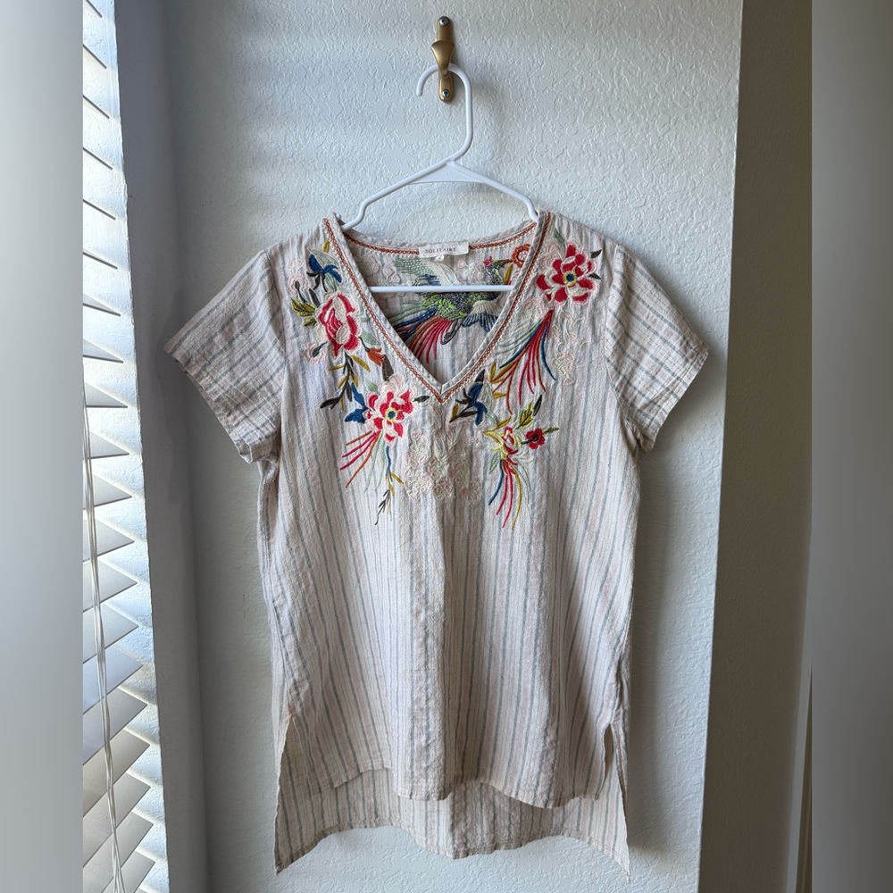 SOLITAIRE BOHO EMBROIDERED BIRD + FLORAL SHORT SLEEVE TOP SIZE SMALL EUC